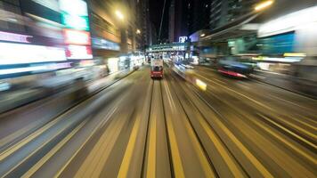 Doppeldecker Straßenbahn auf Nacht Straße von Hong kong foto