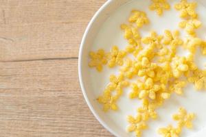 Vollkorn-Müsli mit frischer Milch zum Frühstück foto