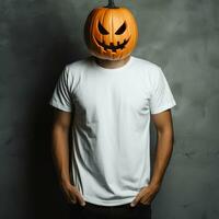 ai generiert Mann tragen leer Weiß t - - Shirt, tragen groß Halloween Kürbis Maske foto