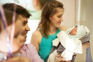 Familie im das Mutterschaft Krankenhaus mit Säugling foto