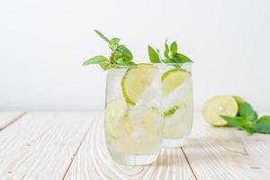 Iced Lime Soda mit Minze - erfrischendes Getränk foto