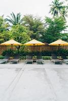 Sonnenschirm und Poolbettdekoration um den Pool im Hotelresort