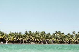 Sommer- Szene mit tropisch Strand und Blau Meer foto