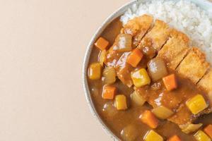 gebratenes Hähnchenschnitzel Curry mit Reis nach japanischer Art foto