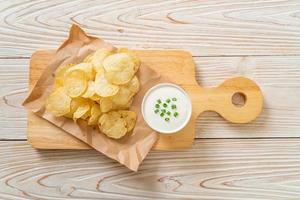 Kartoffelchips mit Sauerrahm-Dip foto
