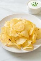 Kartoffelchips mit Sauerrahm-Dip foto