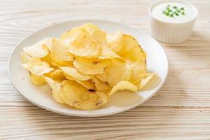 Kartoffelchips mit Sauerrahm-Dip foto