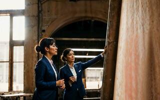 Foto von Arbeiten Unternehmer Frau beim Fabrik mit Maschine und Arbeiter, generativ ai