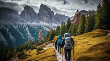 Wandern im das Dolomiten mit Rucksäcke auf das Weg foto