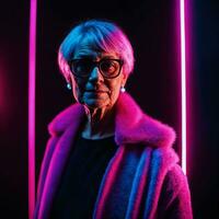 Foto von Mitte alt alt Frau mit mit gemischt Rosa und Blau Neon- Licht, generativ ai