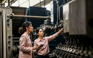 Foto von Arbeiten Unternehmer Frau beim Fabrik mit Maschine und Arbeiter, generativ ai