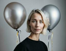 Foto von schön europäisch Frau mit blond Haar Farbe im schwarz und Weiß Luftballons im Hintergrund, generativ ai