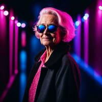 Foto von Mitte alt alt Frau mit mit gemischt Rosa und Blau Neon- Licht, generativ ai