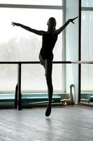 Ballett Tänzer im Arabeske Position foto