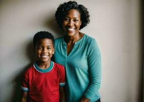 Foto von glücklich Familie schwarz Mutter und Sohn, generativ ai