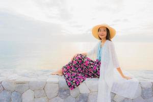 Porträt schöne junge asiatische Frauen glückliches Lächeln entspannen sich am Meer Strand Ozean foto