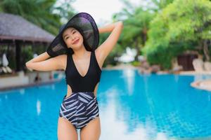 Porträt schöne junge asiatische Frauen glückliches Lächeln entspannen sich am Swimmingpool foto