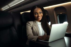 afrikanisch amerikanisch Geschäftsfrau mit Laptop auf Flugzeug sitzend im Geschäft Klasse. generativ ai foto