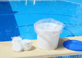 Weiß runden Chlor Tablets zum Desinfektion und Reinigung von Wasser im Schwimmen Pools. Vorbereitung zum Schwimmen im das Sommer- Jahreszeit. foto