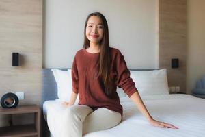 Porträt schöne junge asiatische Frauen glückliches Lächeln entspannen sich auf dem Bett foto