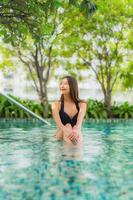 Porträt schöne junge asiatische Frauen glückliches Lächeln entspannen Außenpool im Resort