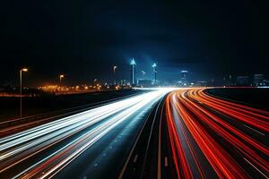 Autobahn mit Weiß Blau und rot Beleuchtungen beim Nacht foto