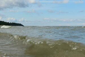 schön Blau baltisch Meer Welle foto