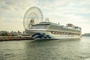 Osaka Japan - - 8. November 2018 - - Fürsten Kreuzfahrten Luxus Kreuzfahrt Schiff Ansatz auf Hafen von Tempozan Osaka foto