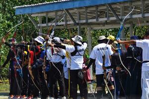 kotawaringin Timur, Indonesien, Juli 2023 - - Bogenschießen Wettbewerb beim das Provinz Sport Woche im zentral Borneo foto