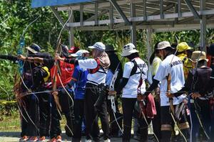 kotawaringin Timur, Indonesien, Juli 2023 - - Bogenschießen Wettbewerb beim das Provinz Sport Woche im zentral Borneo foto