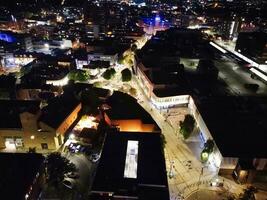 Antenne Aussicht von beleuchtet Luton Stadt von England Vereinigtes Königreich nach Sonnenuntergang während Nacht von Sommer. Bild war gefangen mit Drohnen Kamera auf sep 1, 2023 foto