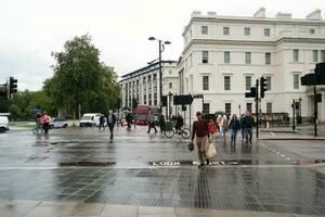 schön niedrig Winkel Bild von Menschen beim zentral London Hauptstadt Stadt von England großartig Großbritannien, die meisten von das Tourist sind International von viele Gemeinschaften von Welt. Bild gefangen auf August 2., 2023 foto