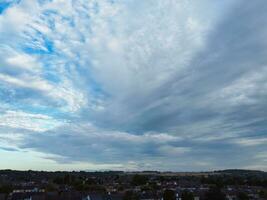 hoch Winkel Aufnahmen von die meisten schön dramatisch Wolken und Himmel Über Luton Stadt von England Vereinigtes Königreich. Bild war gefangen mit Drohnen Kamera auf August 25., 2023 foto