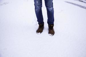 Männerfüße im Schnee foto
