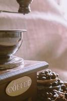 Stillleben mit Kaffeebohnen und alter Kaffeemühle auf rustikalem Hintergrund