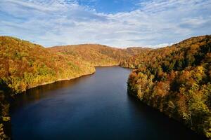 Herbst Landschaft mit Berge und Fluss, Antenne oben Aussicht foto