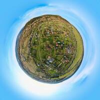 Berg Dorf unter Grün Felder, Antenne Sicht. foto