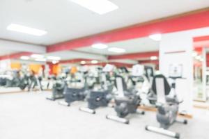 abstrakter Unschärfe-Fitnessraum und Fitnessraum-Innenraum foto