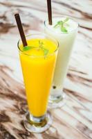 gefrorenes Mango-Smoothie-Glas foto