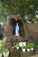 Die Statue der Jungfrau Maria befindet sich am Gebetsort für die Maria-Sartika-Höhle, Sampangan, Semarang, Indonesien foto