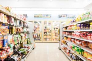 abstrakte Unschärfe und defokussiertes Interieur von Supermarkt und Convenience Store foto