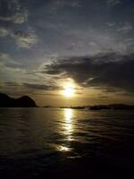 schön Sonnenuntergang Aussicht und Natur von ein Insel. foto