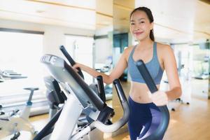 Porträt asiatische Frau, die im Fitnessstudio trainiert und trainiert foto