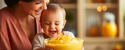 ein Nahansicht Foto von ein Mutter Fütterung ihr Baby mit ein Löffel von hausgemacht organisch Püree gefüllt mit bunt Früchte und Gemüse