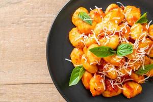 Gnocchi in Tomatensauce mit Käse nach italienischer Art foto