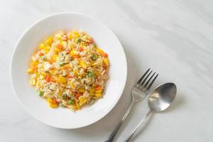 hausgemachter gebratener Reis mit gemischtem Gemüse aus Karotten, grünen Bohnen, Mais und Ei foto