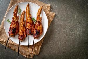 Hähnchenflügelspieß vom Grill oder Barbecue mit Klebreis foto