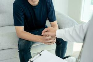 Mann mit mental Gesundheit Probleme ist Beratung. Psychiater ist Aufzeichnung das Patienten Bedingung zum Behandlung. Ermutigung, Liebe und Familie Problem, bipolar , Depression geduldig, schützen Selbstmord foto