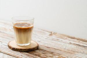 Glas Latte Kaffee, Kaffee mit Milch auf Holzhintergrund on foto