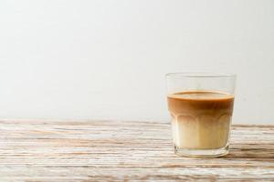 Glas Latte Kaffee, Kaffee mit Milch auf Holzhintergrund on foto